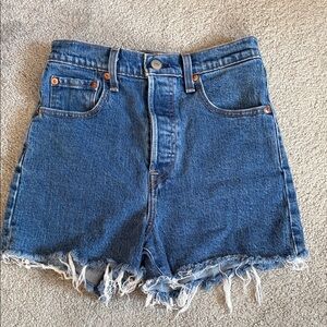 Levi’s Frayed Hem Women Shorts